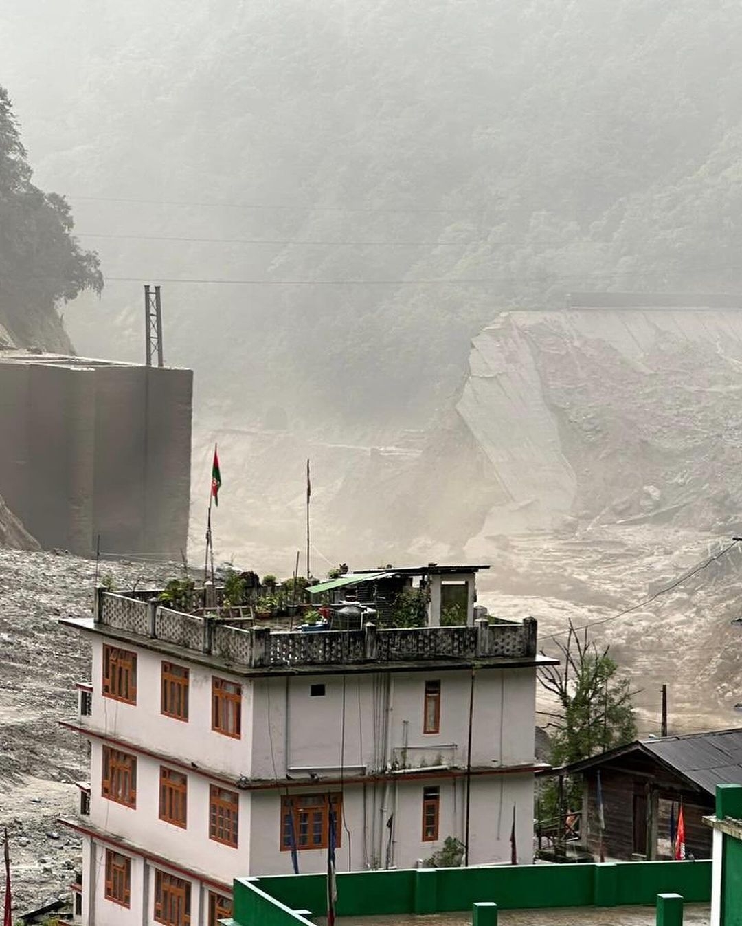 Desbordamiento de lago en India deja 40 personas muertas