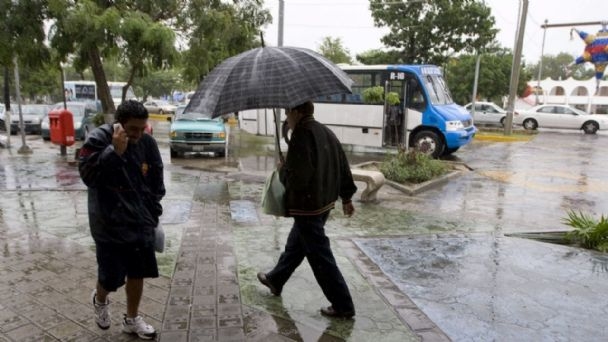 Se recomienda tomar precauciones por las fuertes lluvias este sábado