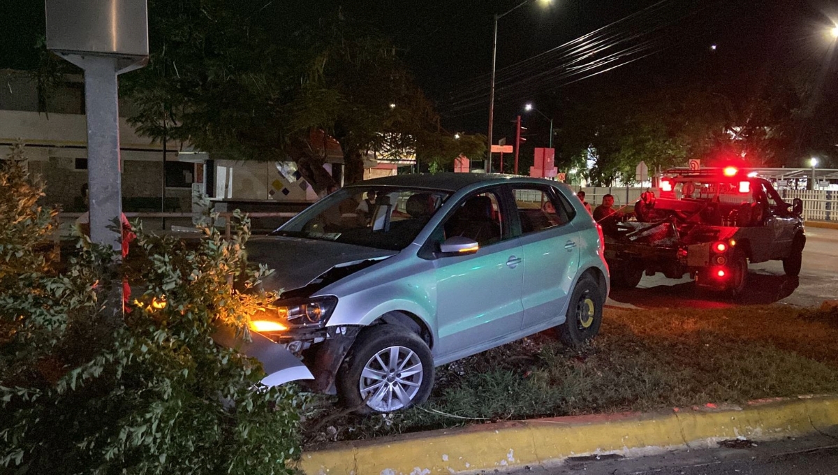 Joven ebrio deja en pérdida total el coche de su papá en Campeche