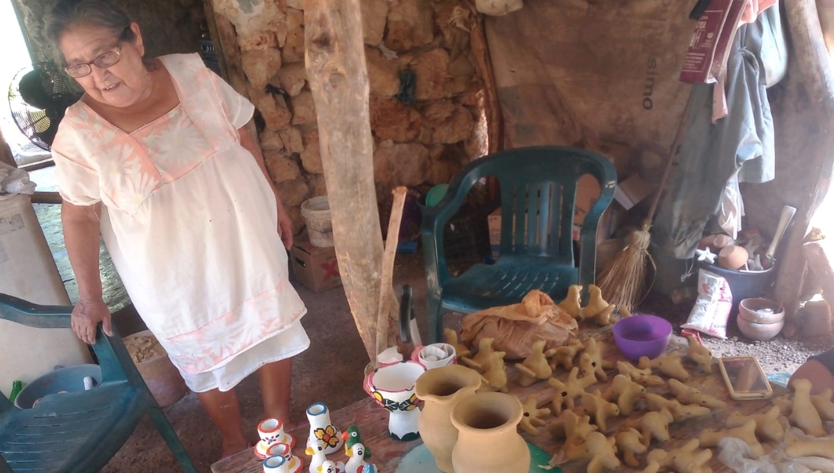 Por el mes de Hanal Pixán los artesanos fabrican diversas artesanías a base de barro en la comunidad