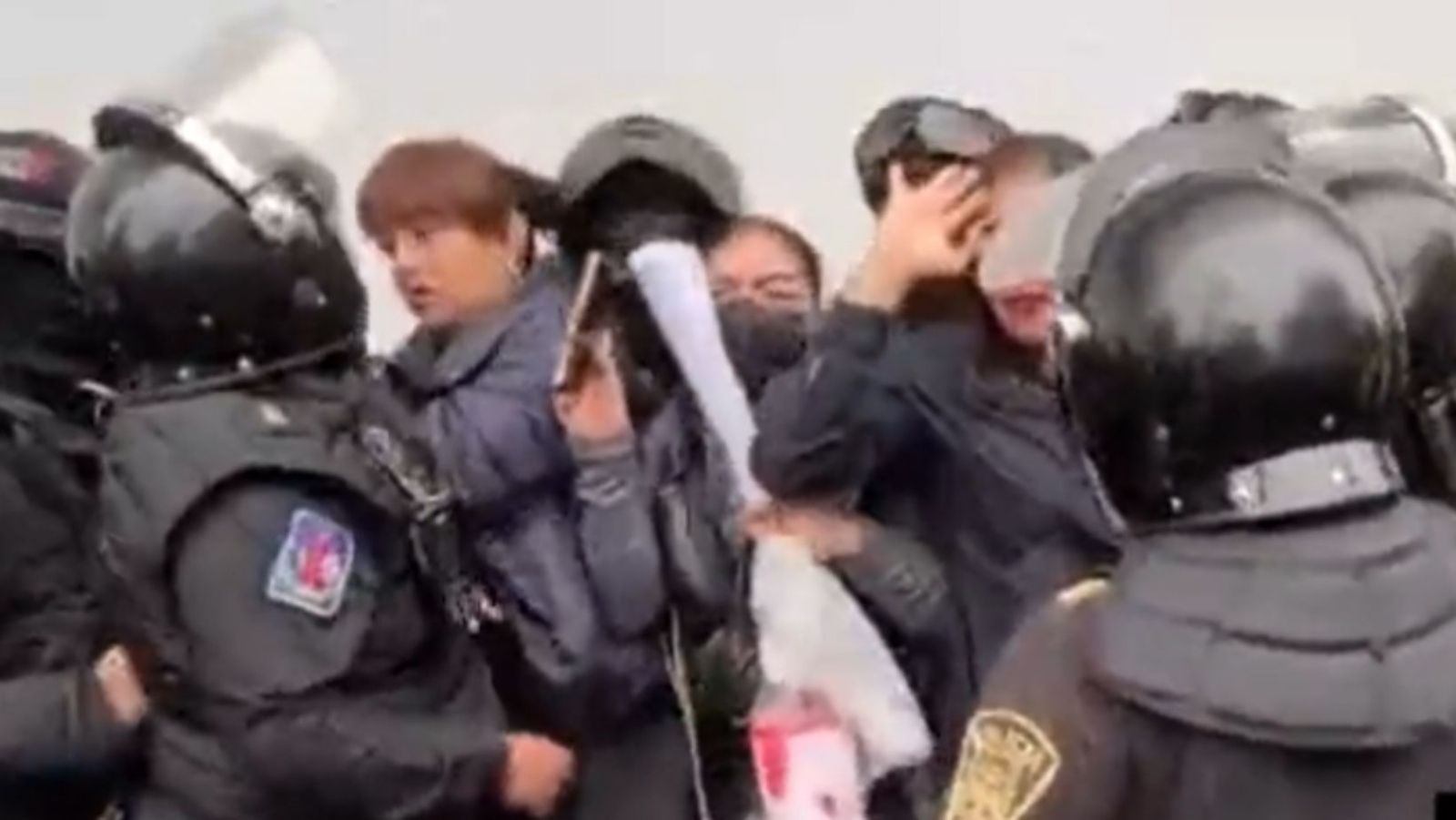 Policía empuja a feministas quienes protestan en la Fiscalía CDMX