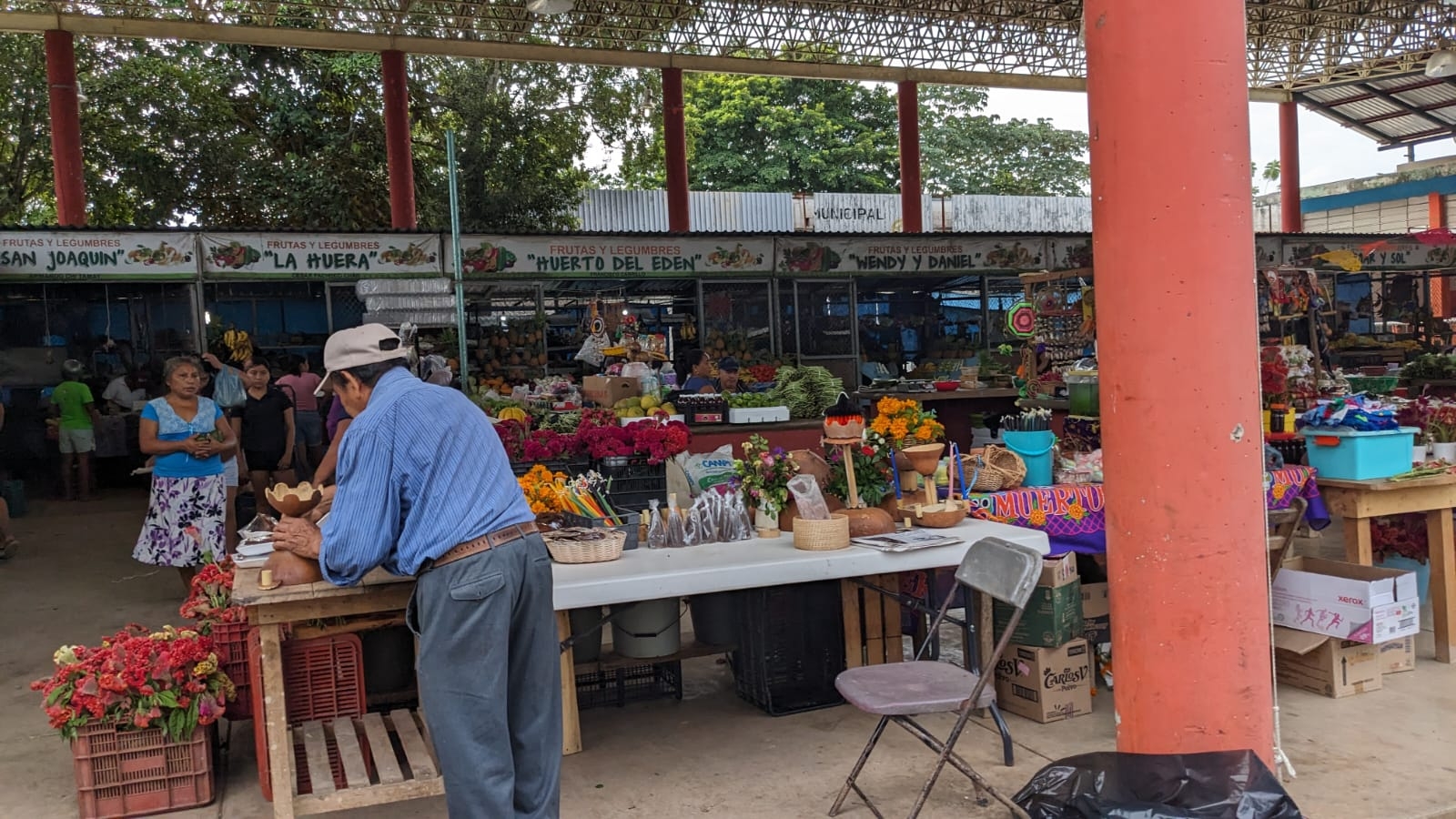 Habitantes de José María Morelos abarrotan 'Mercado del Productor' durante el Día de Muertos