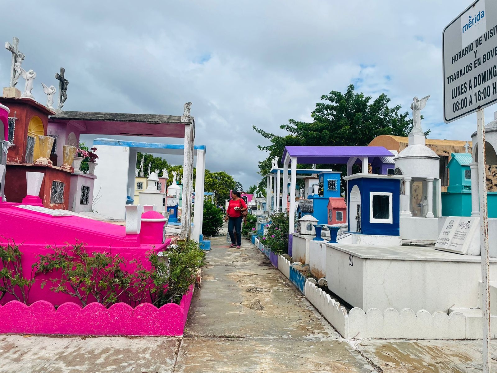 Cementerio de Xoclán en Mérida recibe a cientos de personas por Hanal Pixán: EN VIVO