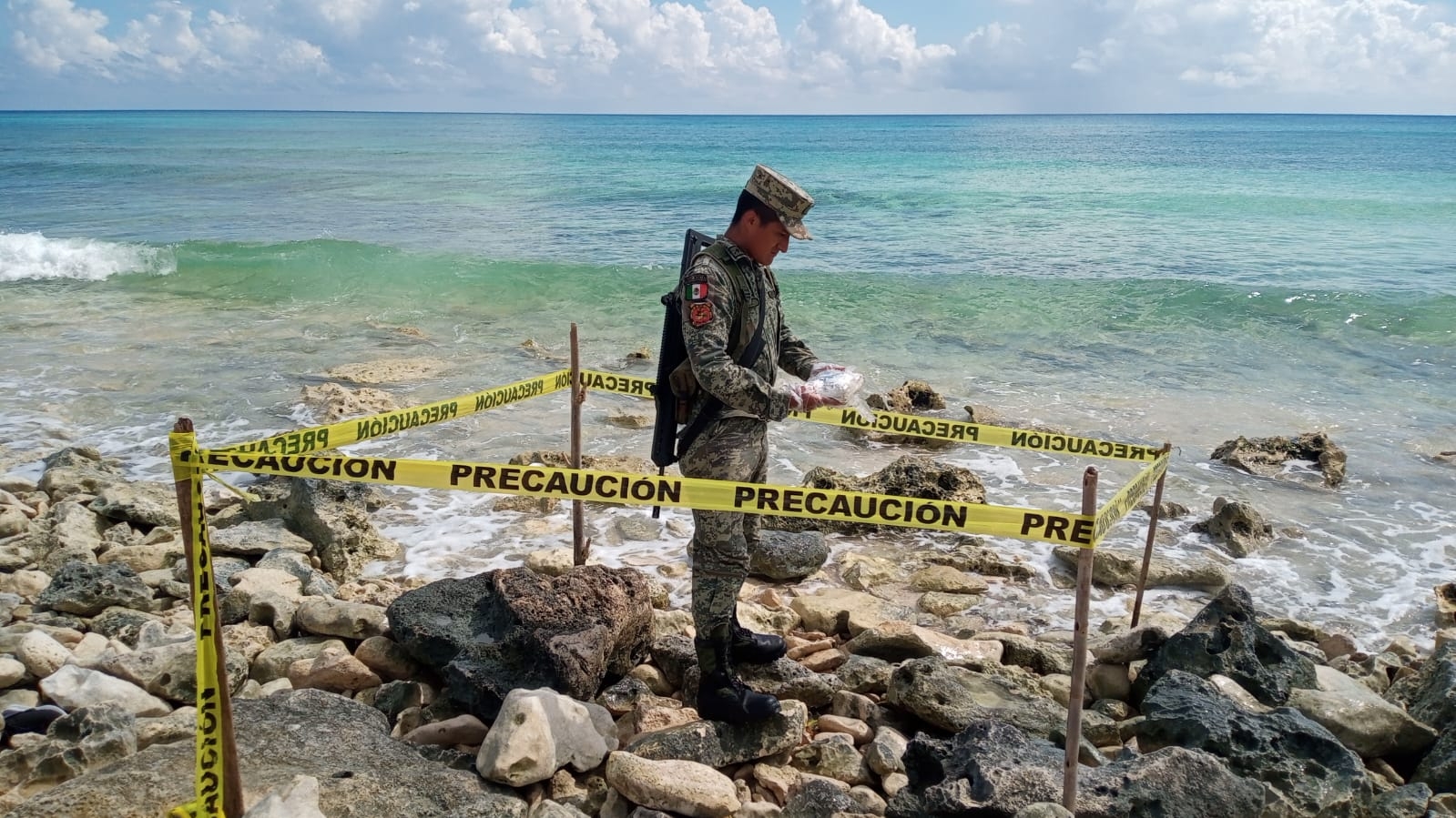Hallan bloques de presunta cocaína en una playa de Cozumel