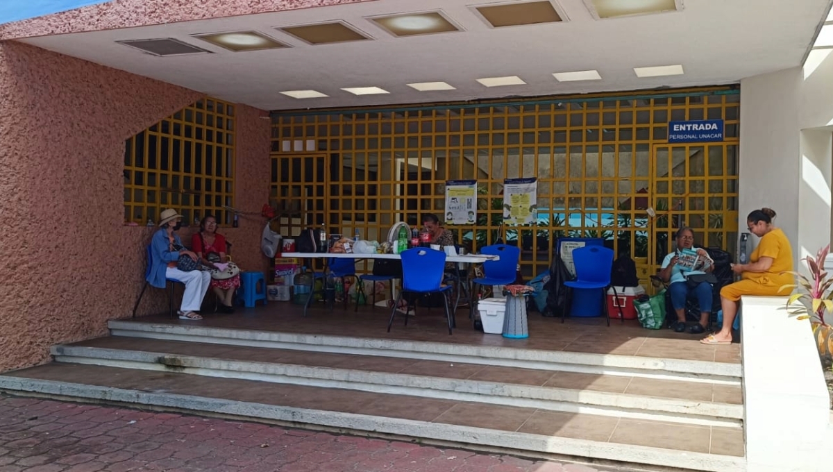 Bajo lluvia, sindicalizados de la Universidad de Ciudad del Carmen continúan sus protestas: EN VIVO