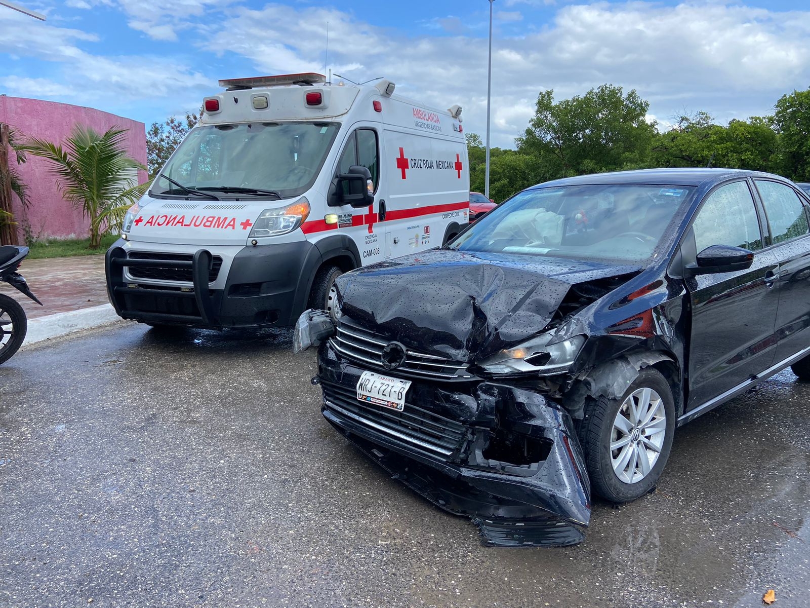 Tabasqueña derrapa y se estrella contra un auto en la avenida Costera de Campeche