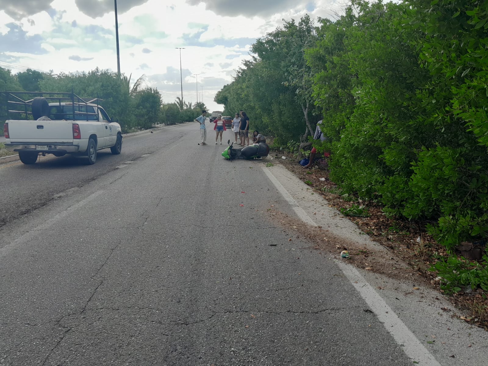 Joven derrapa junto a su madre a bordo de una motocicleta en la vía Progreso-Chicxulub