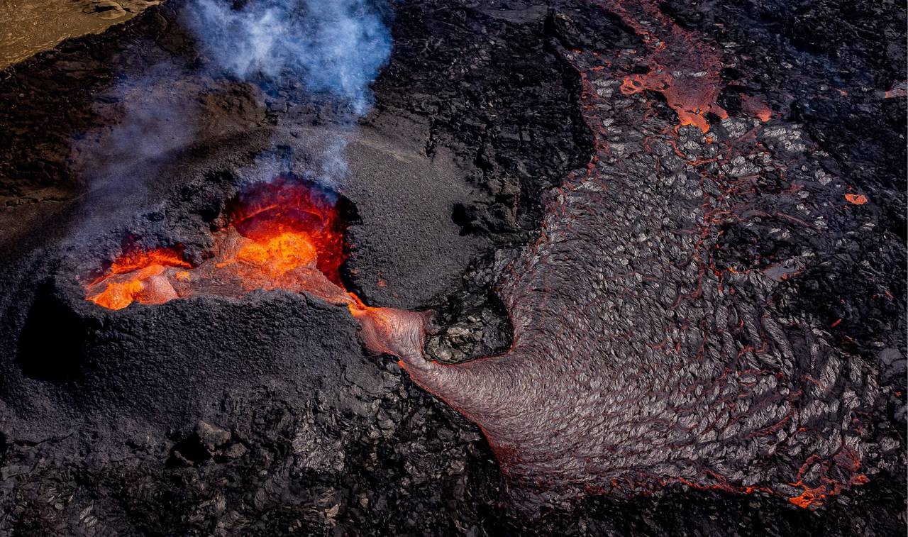 Miles de habitantes de Islandia evacúan la ciudad ante amenaza de erupción volcánica