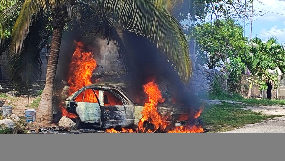 El cuerpo de bomberos llegó para sofocar las llamas del Taxi