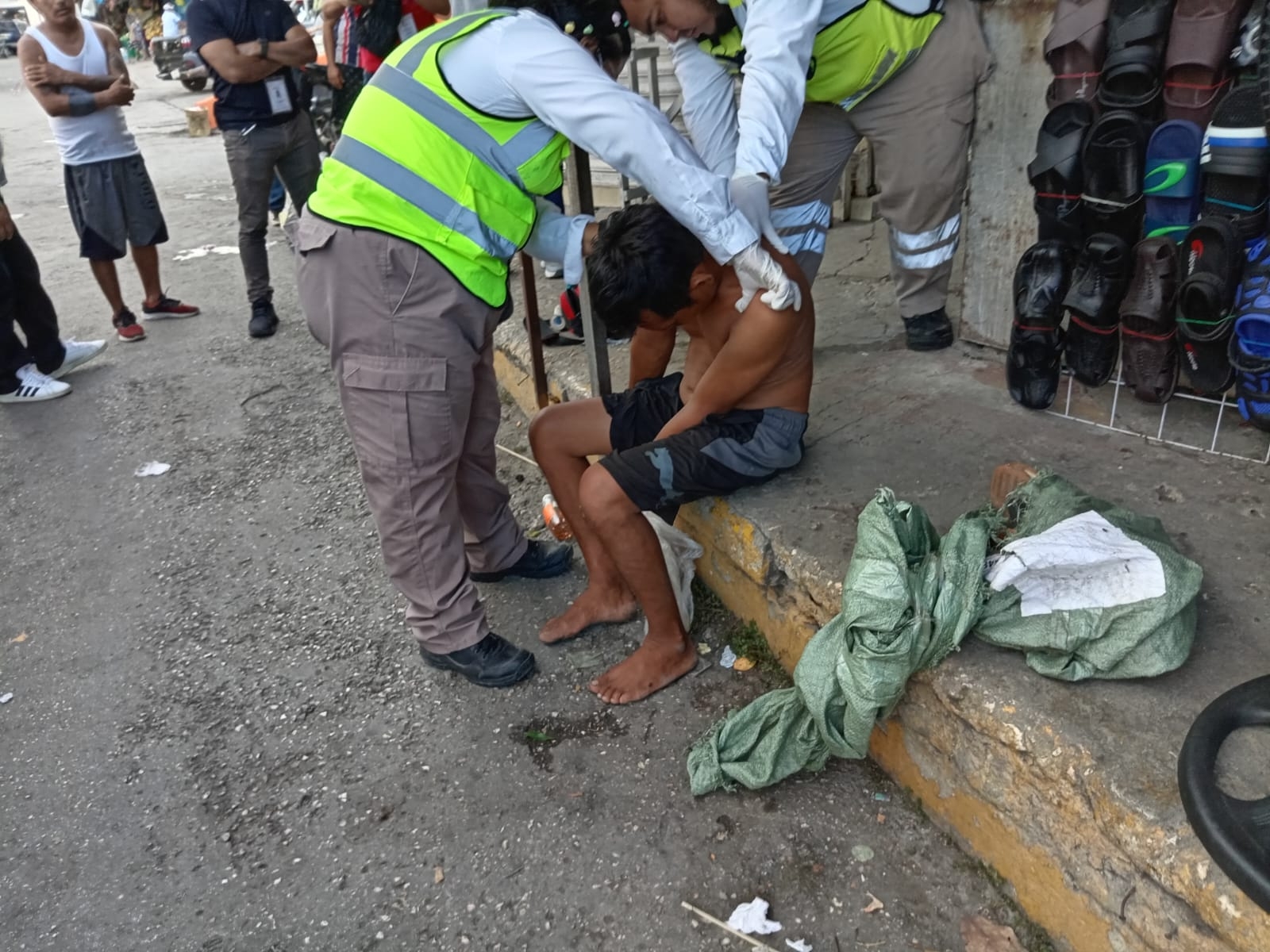 El hombre fue auxiliado por paramédicos tras caer en la acera