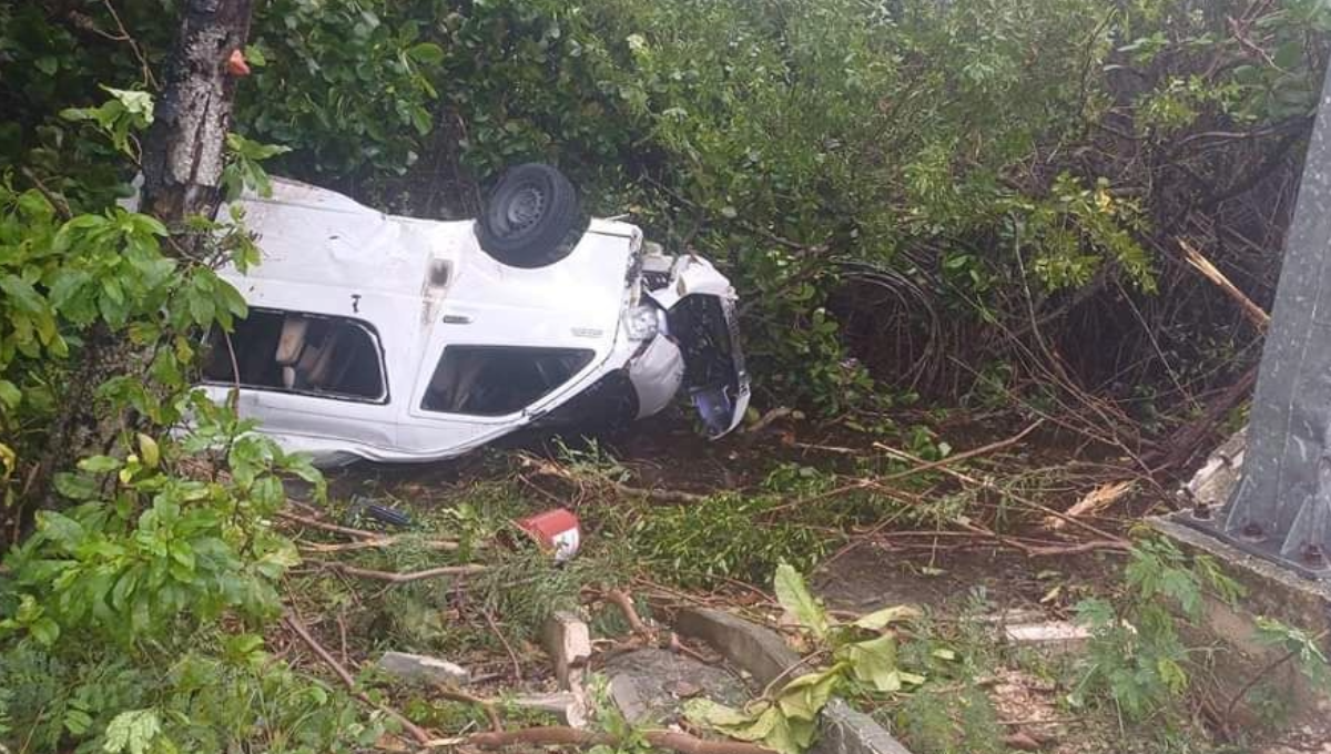 Van turística vuelca en la Zona Hotelera de Cancún