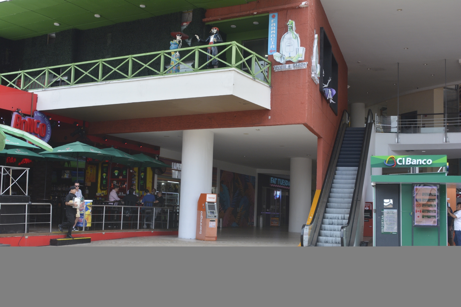 Plazas de la Zona Hotelera de Cancún espacios 'fantasmas'; turistas prefieren comprar en el Centro