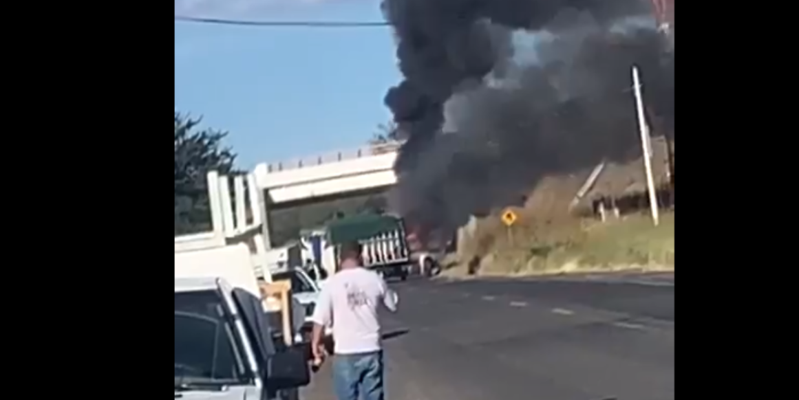 Camiones fueron incendiados esta tarde en Michoacán por sujetos armados