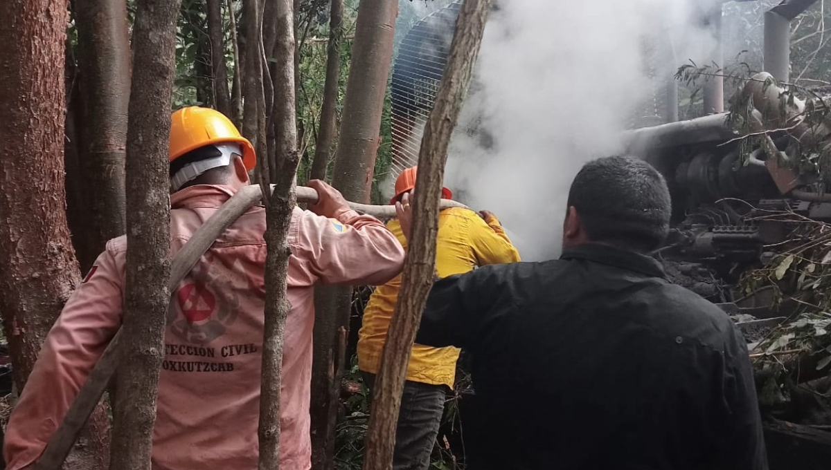 Entre todos los uniformados apagaron las llamas que emergían del vehículo