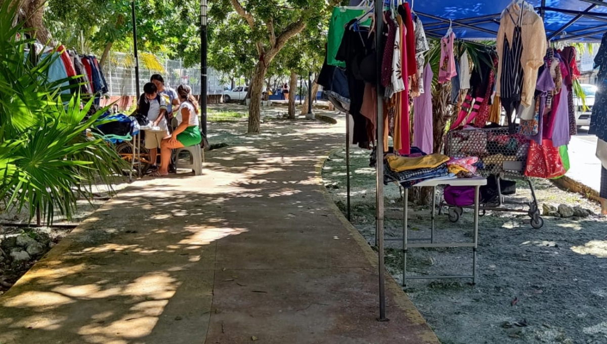 Tianguistas en Playa del Carmen enfrentan bajas ventas por el mal clima