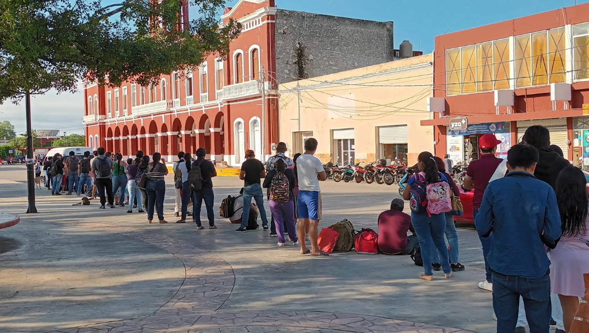 Los viajeros salen con tiempo de anticipación de sus casas para tratar de llegar puntuales a sus destinos