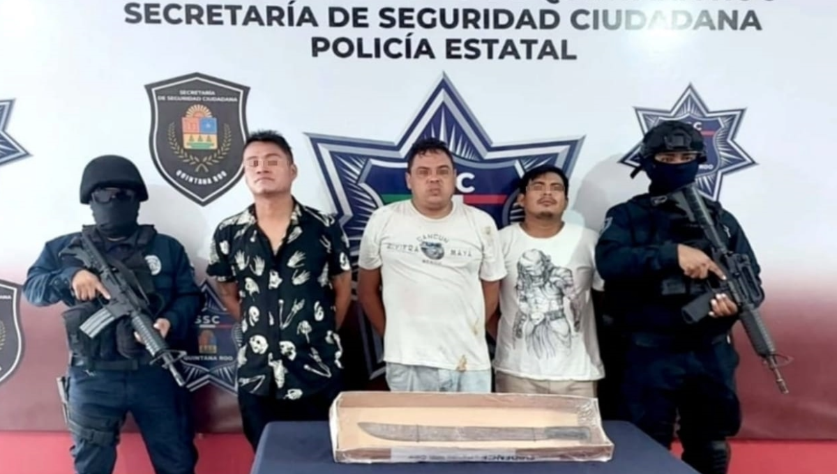 Detienen a tres hombres en Cancún por atacar con un machete a policías