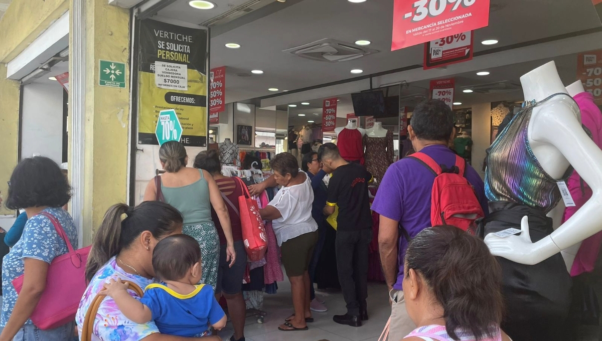 Las personas se encuentran en el Centro de Mérida para aprovechar las ofertas