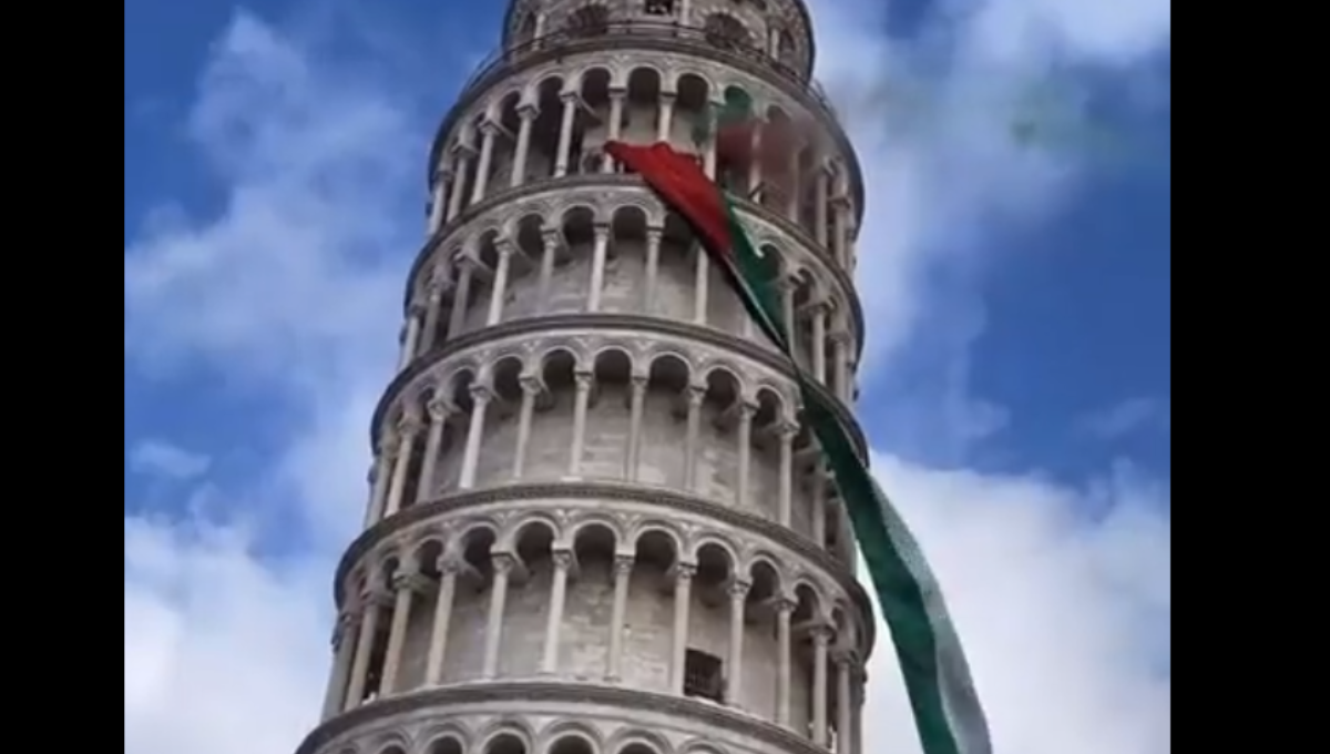 Manifestantes suben a la Torre de Pisa para ondear la bandera de Palestina: VIDEO