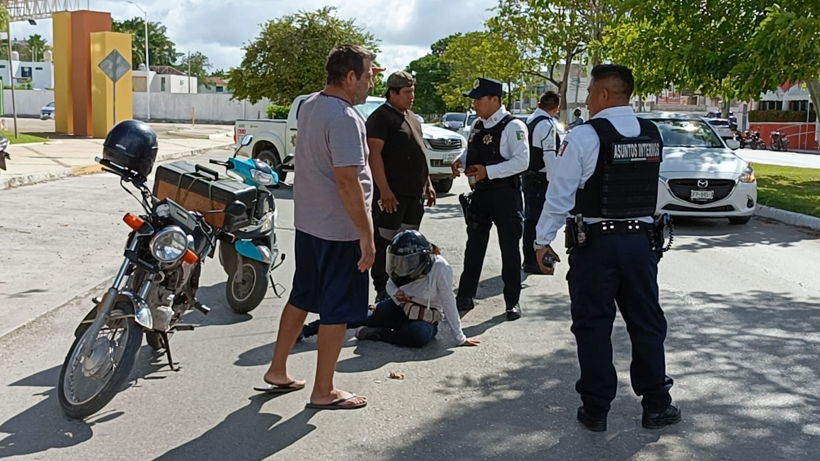 Colombiana termina en el hospital tras accidentarse en su moto en Campeche