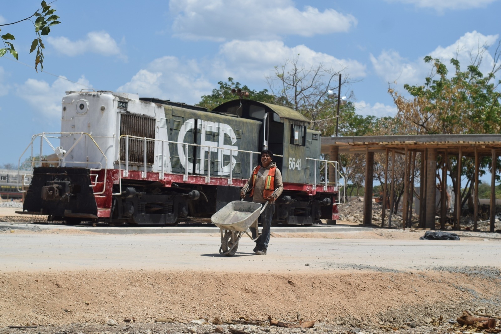 El proyecto convirtió el área que ocupaban los antiguos talleres ferroviarios en un moderno parque; se invirtieron mil 300 mdp