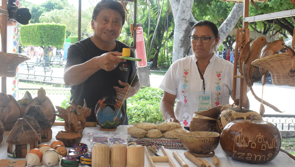 Artesano rescata juegos tradicionales de Yucatán elaborados con cáscara de coco y madera