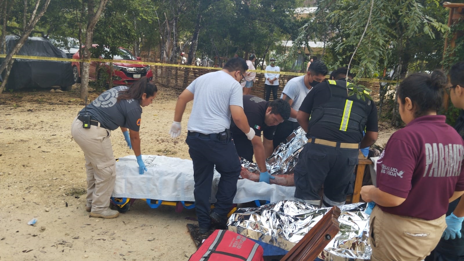 Los lesionados, trabajadores, fueron trasladados al Hospital de Playa del Carmen, ante la falta de nosocomio en Tulum, pues no se ha podido equipar uno.
