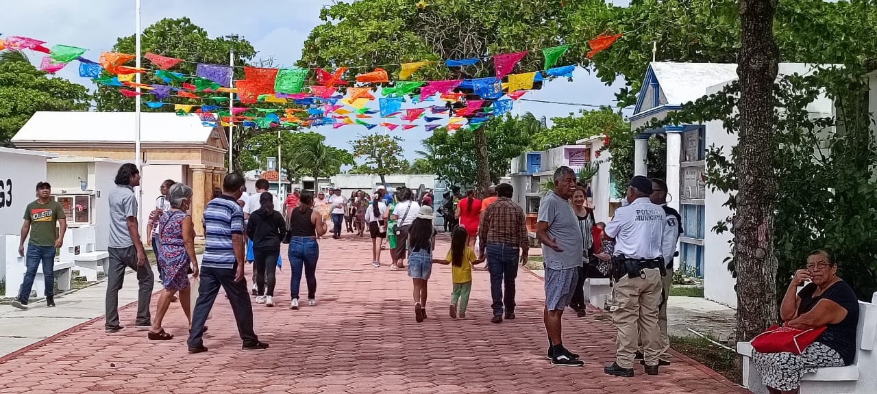 Cientos de familias se reúnen en el cementerio de Ciudad del Carmen por Día de Muertos: EN VIVO