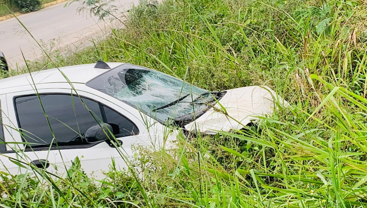 Conductor choca contra un autobús en la carretera Chetumal-Bacalar