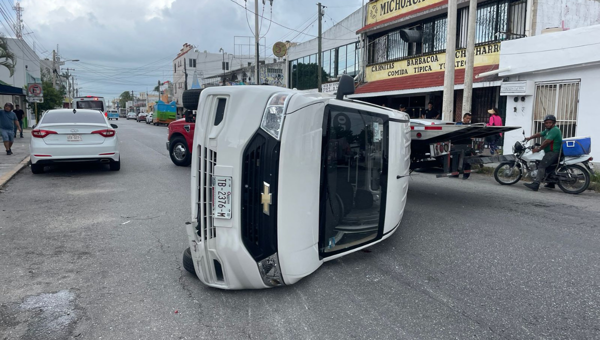 Volcadura de una Van en Cancún deja tres personas lesionadas