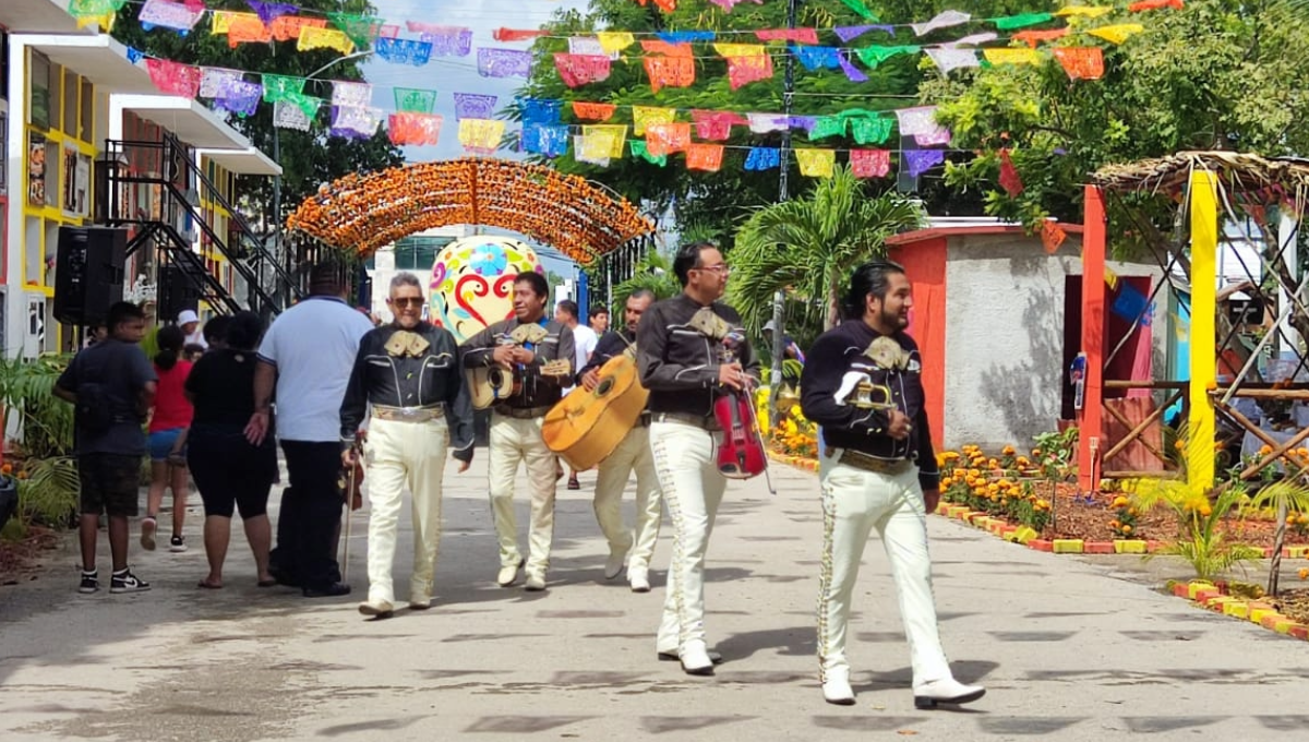 Familias celebran el Día de Muertos con mariachis en el panteón de Playa del Carmen