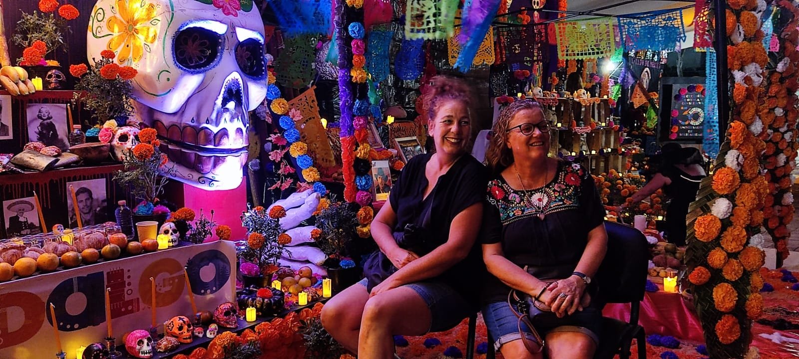 Visitantes extranjeros conocen y disfrutan del Janal Pixán en Playa del Carmen