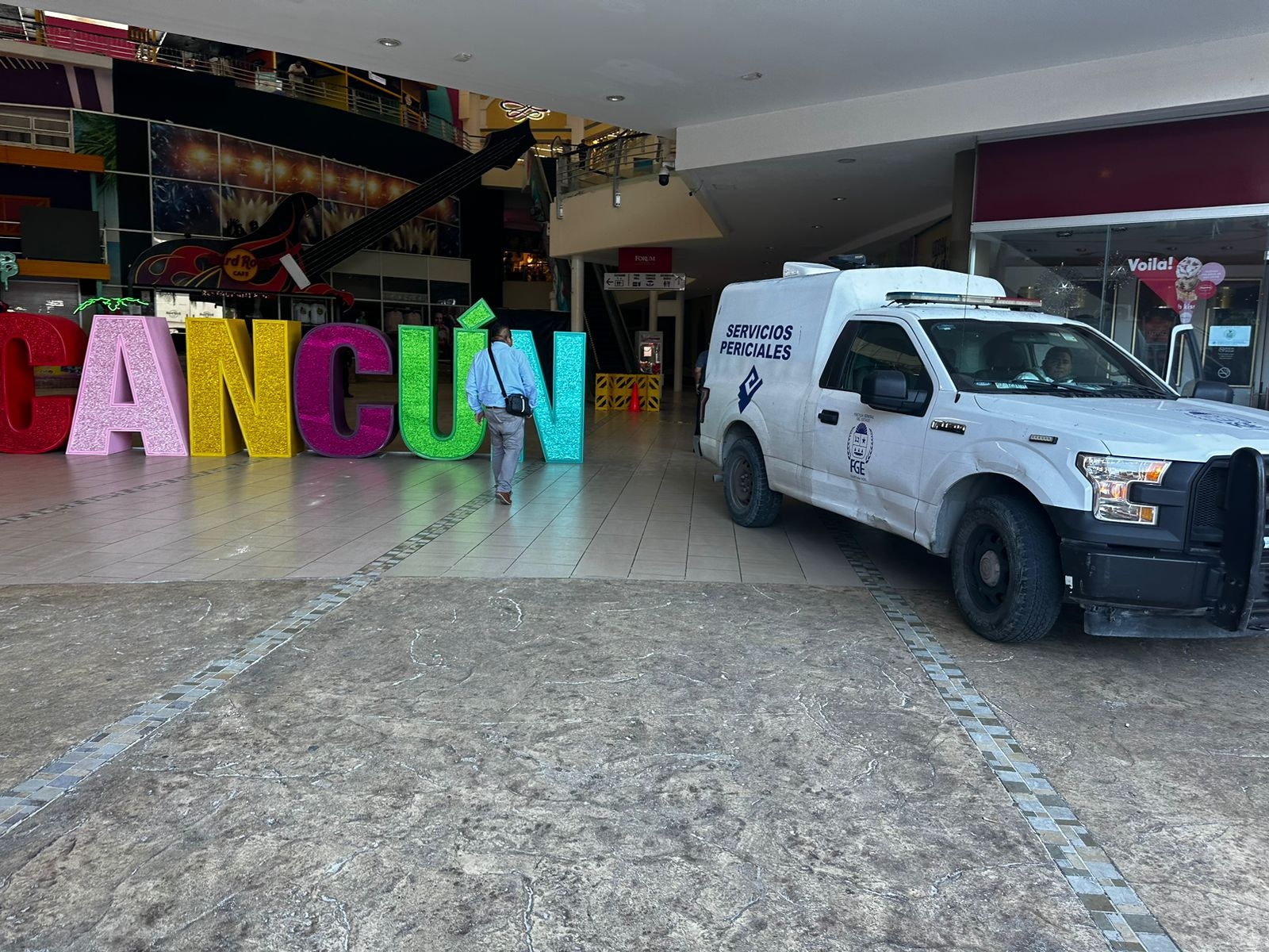 Hallan cuerpo sin vida dentro de la Plaza Forum en la zona hotelera de Cancún