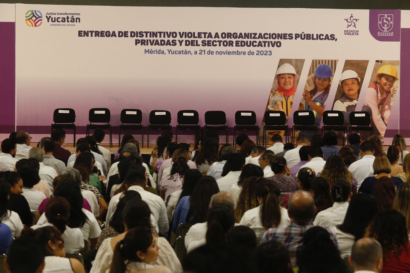 La ceremonia se realiza en el Centro de Convenciones Yucatán Siglo XXI