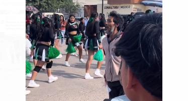 El hombre bailó con las porristas frente a todos los asistentes