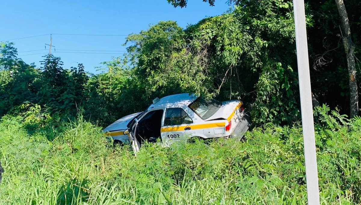 Vuelca taxi en carretera federal Chetumal-Bacalar; hay personas lesionadas