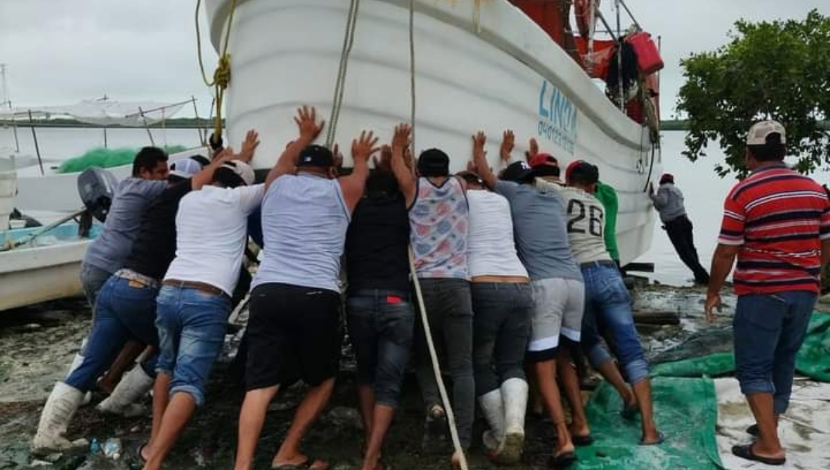 Pescadores de Sabancuy desafían al Frente Frío 11 y zarpan a altamar