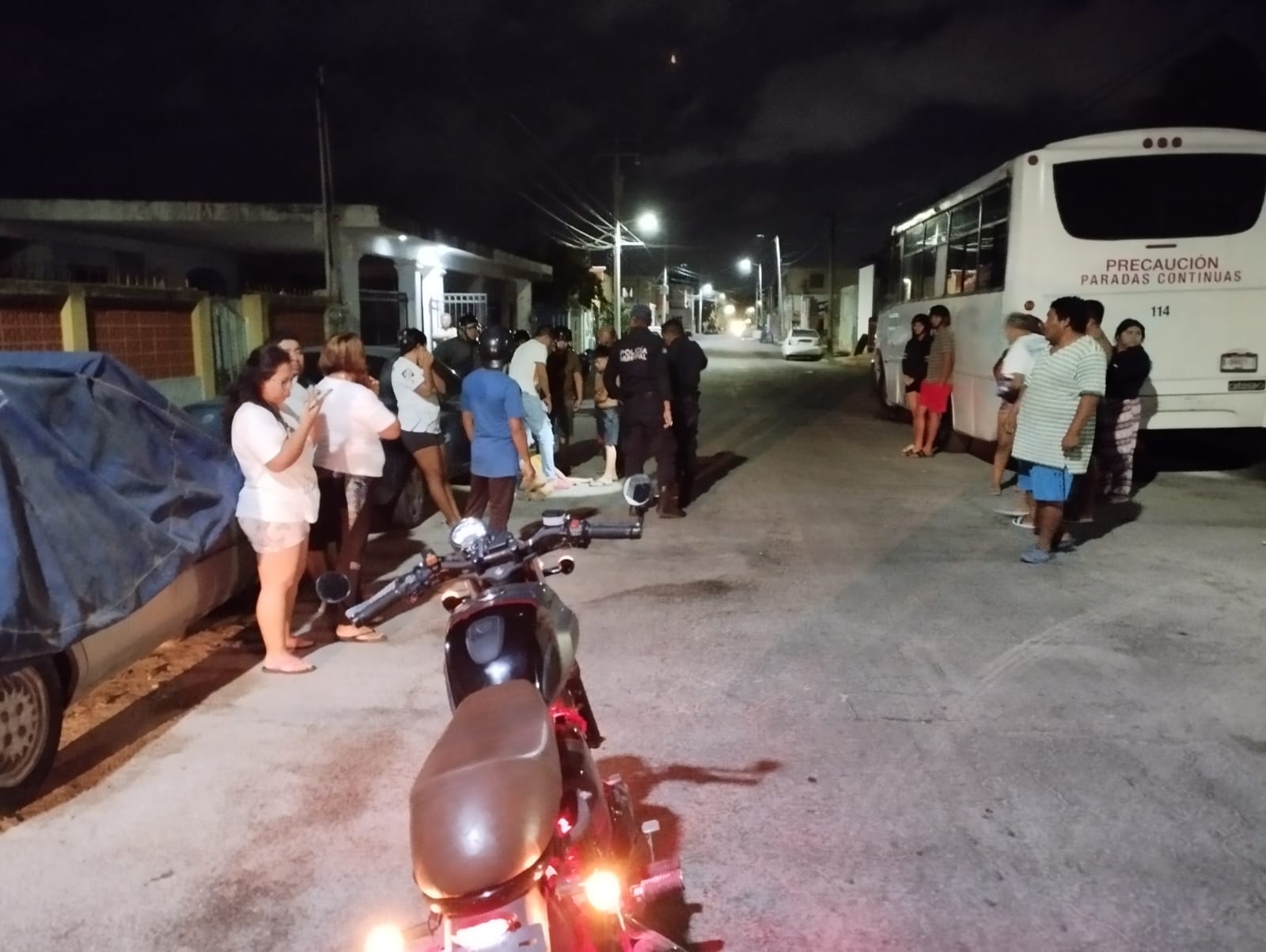 Mujer termina en el pavimento tras estrellarse contra un auto estacionado en Progreso