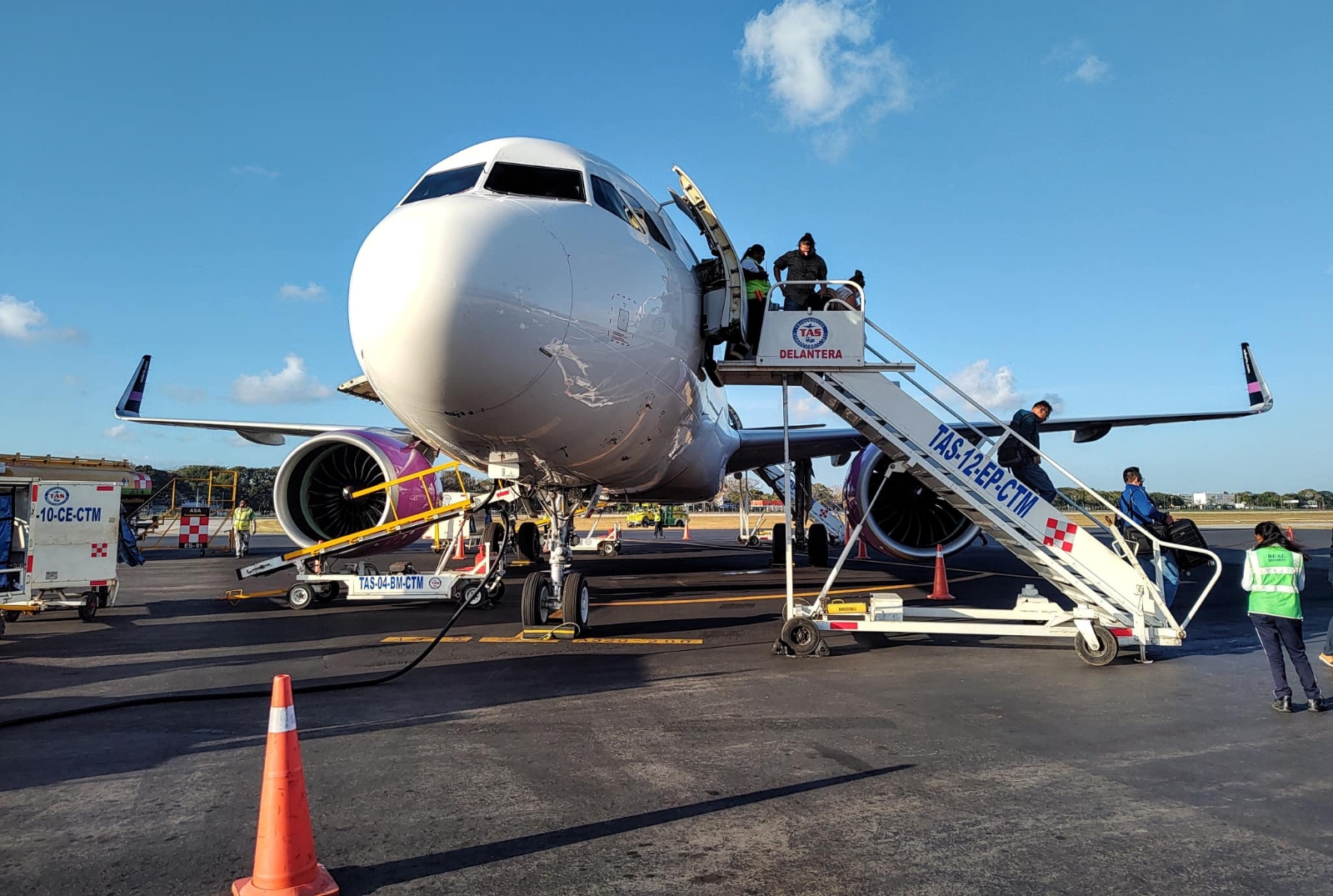 Aeropuerto de Cancún: Sobrecargo chiapaneca sueña con ser piloto y jefa de cabina