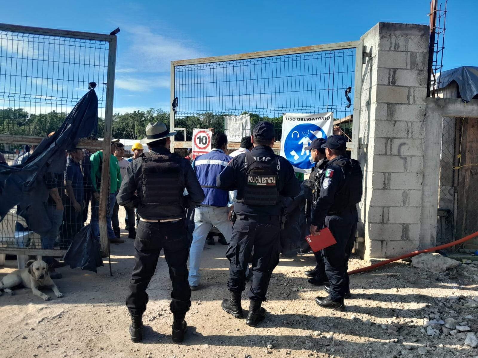 Después de bloquear la entrada al campamento, la empresa desalojó a la mayoría de los empleados