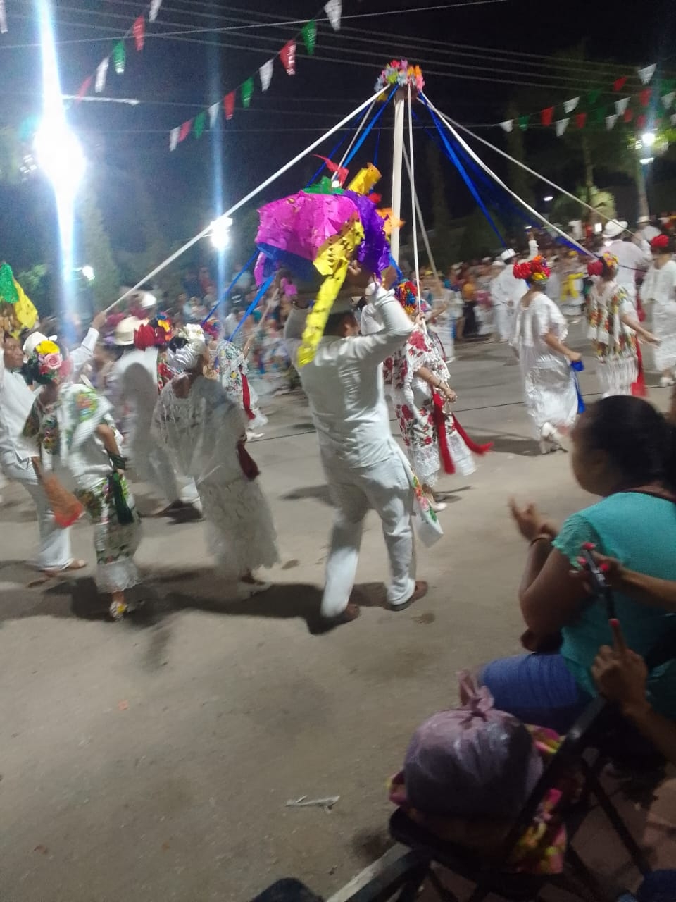 Jaraneros bailan en 41 aniversario de radiodifusora