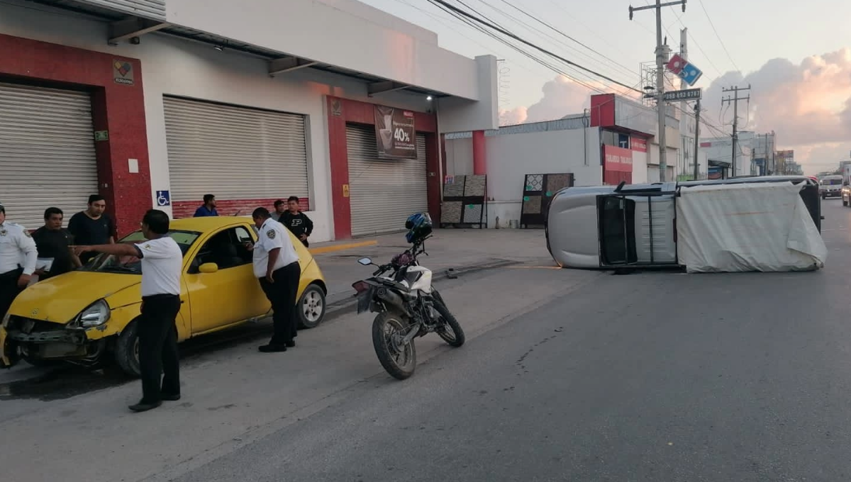 Chocan dos automóviles en avenida José López Portillo de Cancún