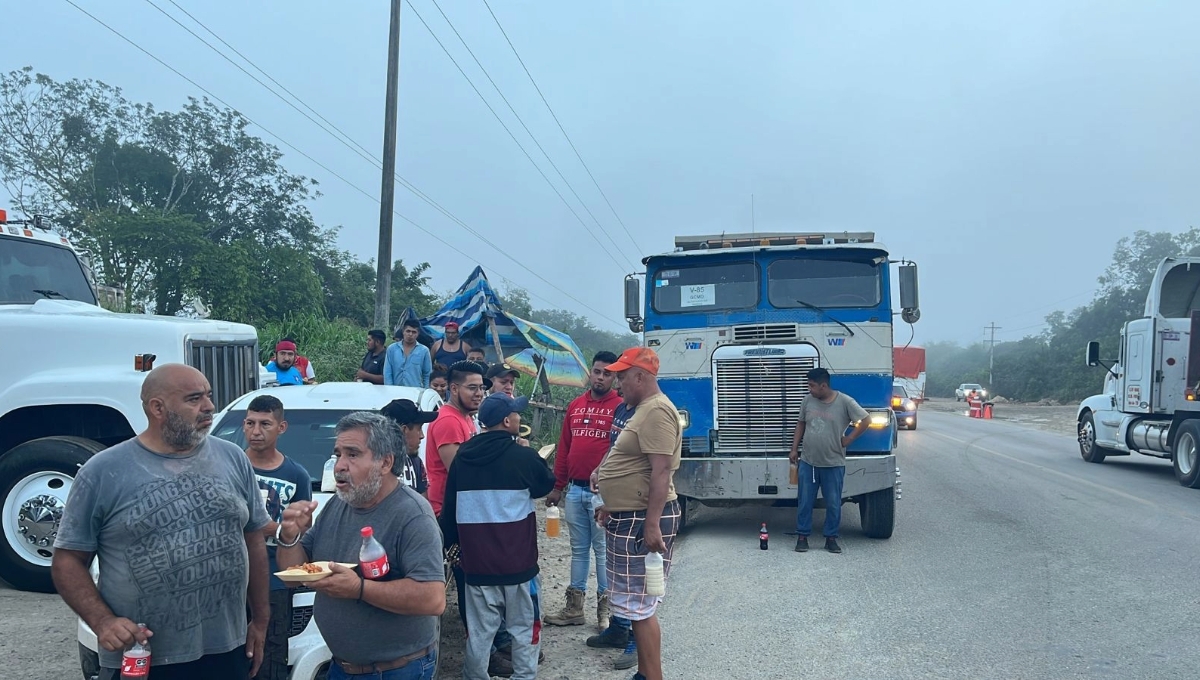 Volqueteros bloquean carretera Chetumal-Escárcega; exigen pago de más de un millón de pesos