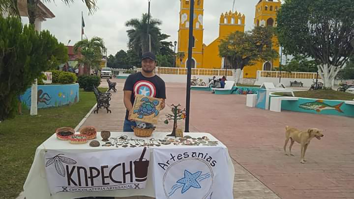 Venden artesanía local a todos sus visitantes