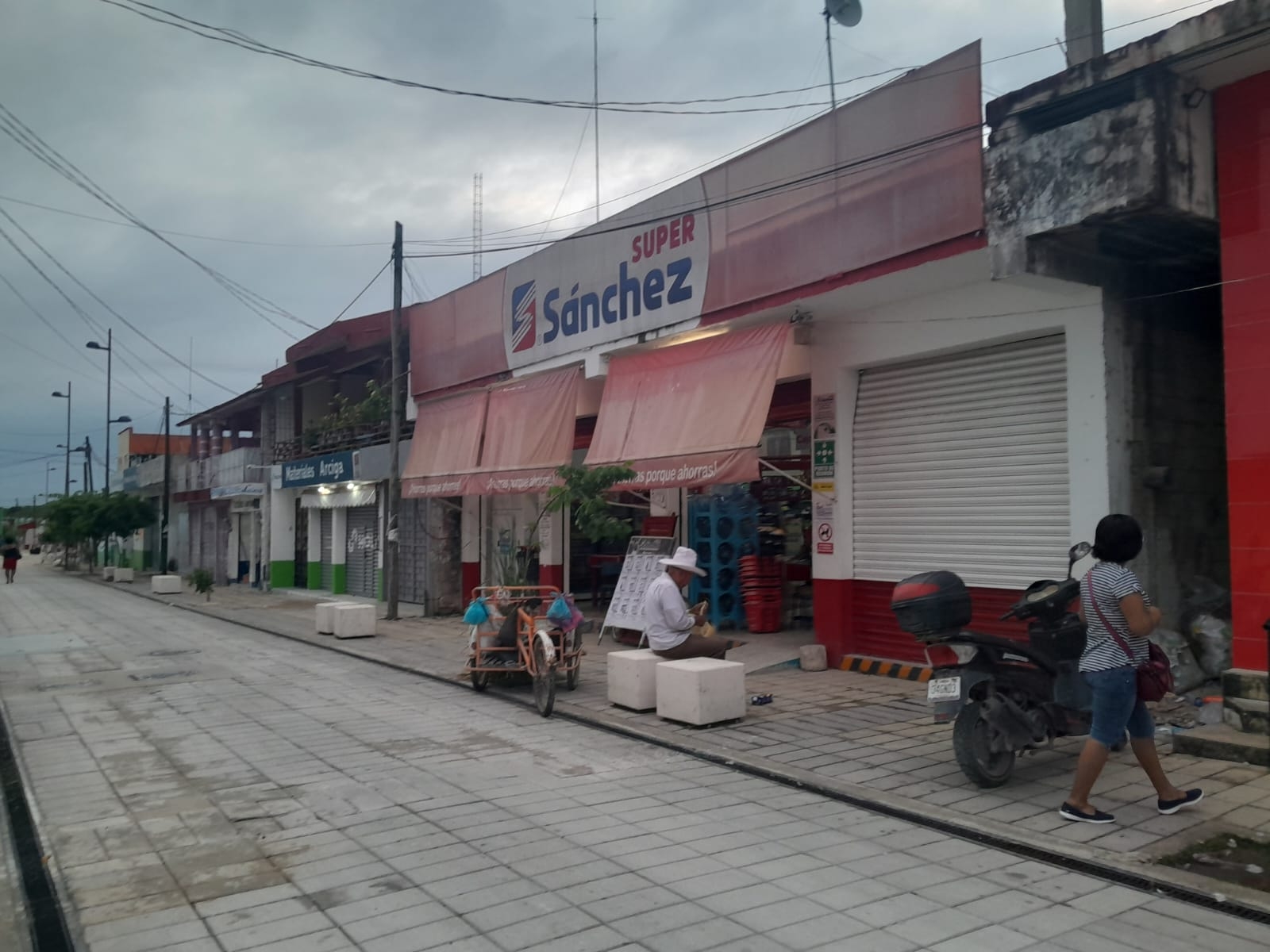 Hombre roba mercancía de una tienda en Escárcega