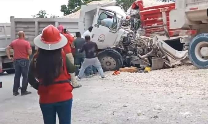 Las dos unidades quedaron despedazadas tras el fuerte impacto