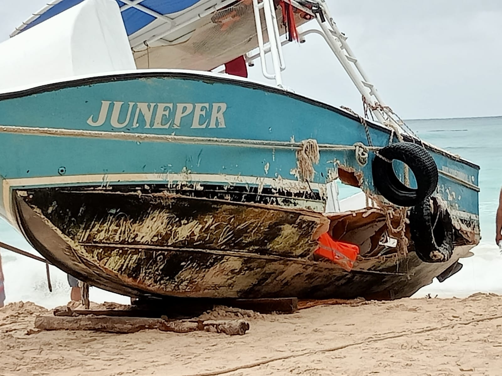 En Playa del Carmen, mal tiempo y oleaje llevan a una embarcación a colisionar con hotel