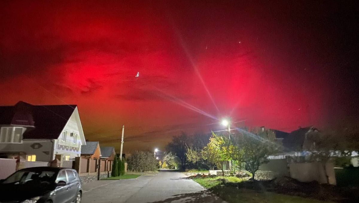 ¡Sorprendente! Aurora Boreal pinta de rojo el cielo de Rusia: FOTOS