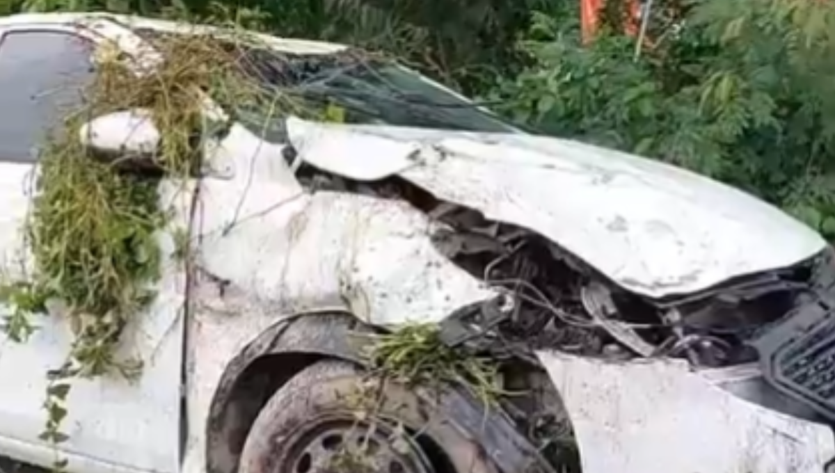 Vuelca automóvil en Playa del Carmen y deja dos personas lesionadas