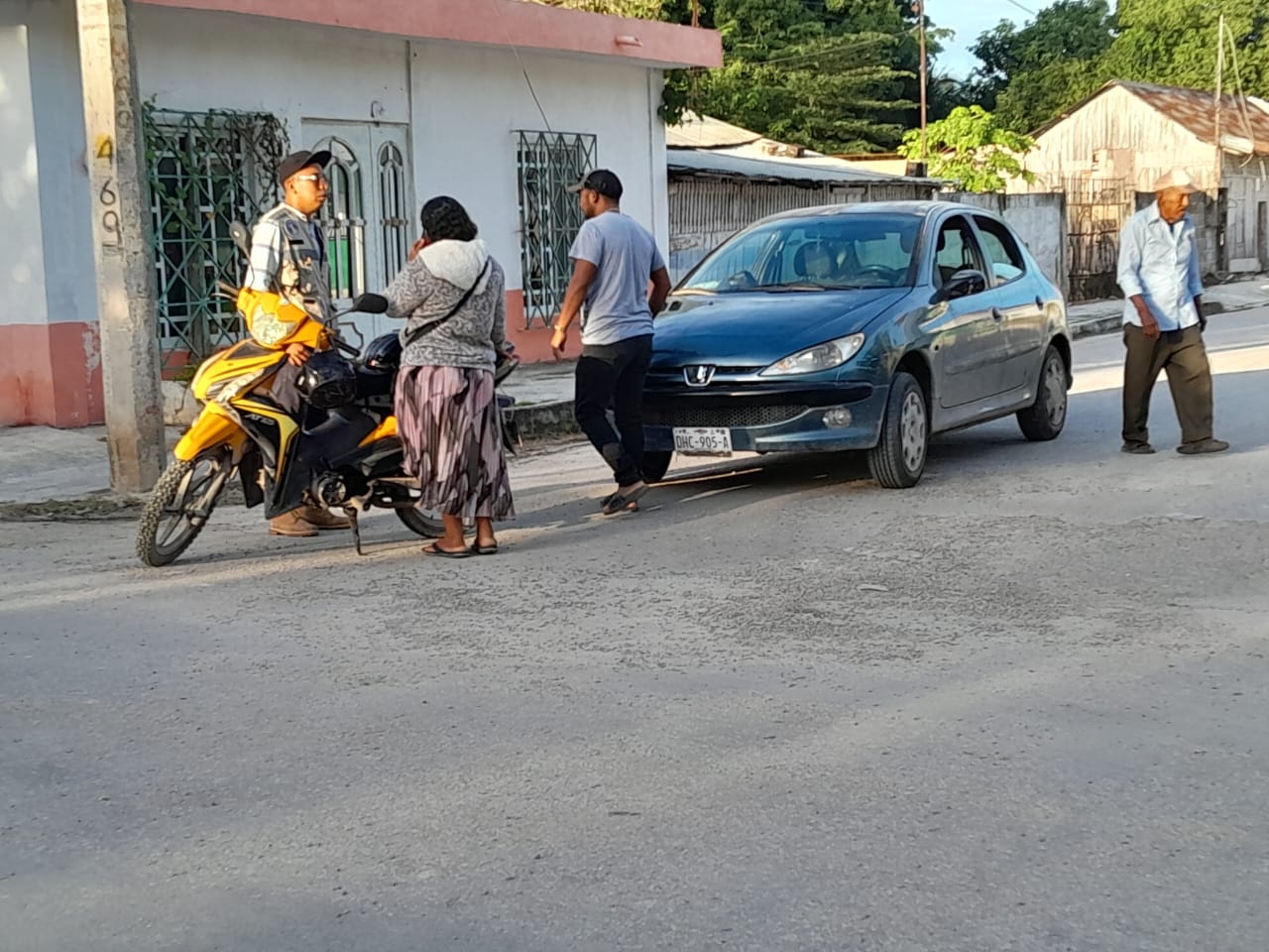 Conductor atropella a una mujer en su motocicleta en Escárcega